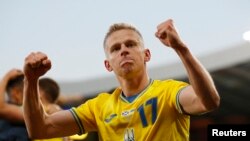 Oleksandr Zinchenko celebra la victoria de Ucrania sobre Escocia (1-3) en el estadio de Hampden Park, en Glasgow, el 1 de junio de 2022.