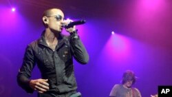 Chester Bennington (41) fue hallado muerto en su casa cerca de Los Angeles. Su muerte es investigada como aparente suicidio. 