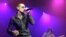 Chester Bennington (41) fue hallado muerto en su casa cerca de Los Angeles. Su muerte es investigada como aparente suicidio. 