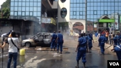 Trois véhicules endommagés et partiellement incendiés En début d'après-midi, une grenade suite à l'explosion d'une grenade près de la Banque commerciale Kenya à Bujumbura, Burundi vendredi 29 mai 2015. (Edward Rwena - VOA