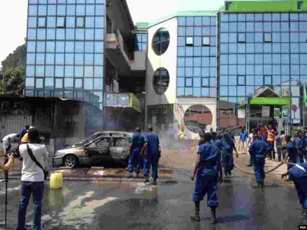 Trois véhicules endommagés et partiellement incendiés suite à l&#39;explosion d&#39;une grenade près de la Banque commerciale du Kenya à Bujumbura, Burundi vendredi 29 mai 2015. (Edward Rwena - VOA)