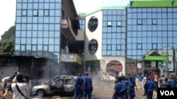 Trois véhicules endommagés suite à l'explosion d'une grenade près de la Banque commerciale Kenya à Bujumbura, le 29 mai 2015. (Edward Rwena/VOA)