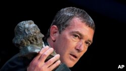 Aktor Spanyol, Antonio Banderas, menggenggam piala Goya sebagai penghormatan atas kariernya, dalam Upacarea Penganugerahan Film Goya di Madrid, Spanyol tanggal 7 Februari 2015 (foto: AP Photo/Daniel Ochoa de Olza).