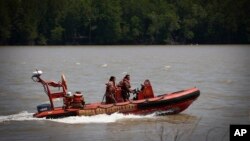 Tim SAR Malaysia mencari penumpang kapal terbalik yang hilang (18/6).