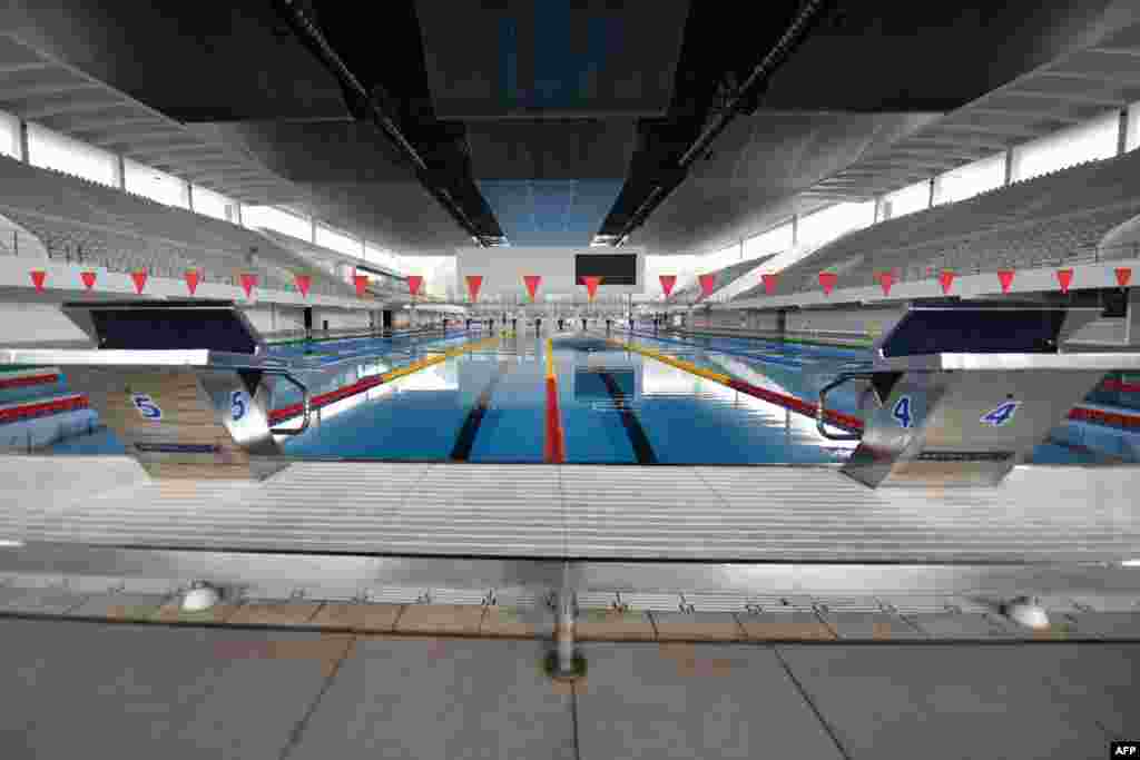 Kolam renang di sebuah stadion renang di Jakarta sudah siap menjelang Asian Games ke-18, 17 Juli 2018. (Foto: AFP)