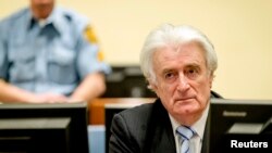 전 세르비아 지도자 라도반 카라지치가 24일 네덜란드 헤이그 국제유고전범재판소에 출두했다.