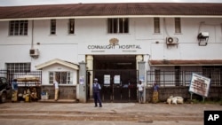 Petugas keamanan menjaga rumah sakit Connaught tempat perawatan penderita ebola di Freetown, Sierra Leone (15/8).