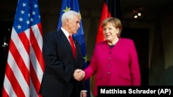 Mike Pence recebido por Angela Merkel na Conferência de Segurança de Munique. 16 de Fevereiro