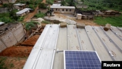 Un panneau solaire sur le toit d’une maison, à la périphérie extérieure d'Abidjan, en Côte d'Ivoire, le 18 décembre 2017. . REUTERS/Thierry Gouegnon - RC11F28C8AB0