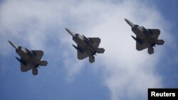 Aviones estadounidenses bombardearon posiciones del grupo Estado islámico en Libano, matando a unas 40 personas.