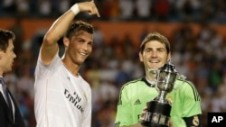 Cristiano Ronaldo e Iker Casillas celebran la Copa Guinness ganada al derrotar al Chelsea de Mourinho.