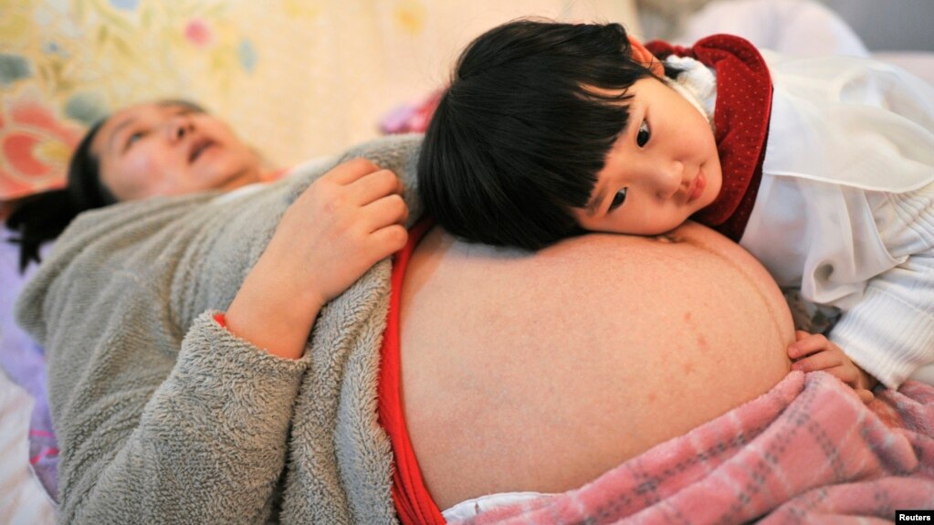 安徽合肥一位孕妇与女儿（资料照/2014年2月20日）(photo:VOA)