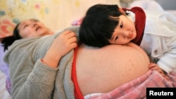 安徽合肥一位孕婦與女兒（資料照/2014年2月20日）