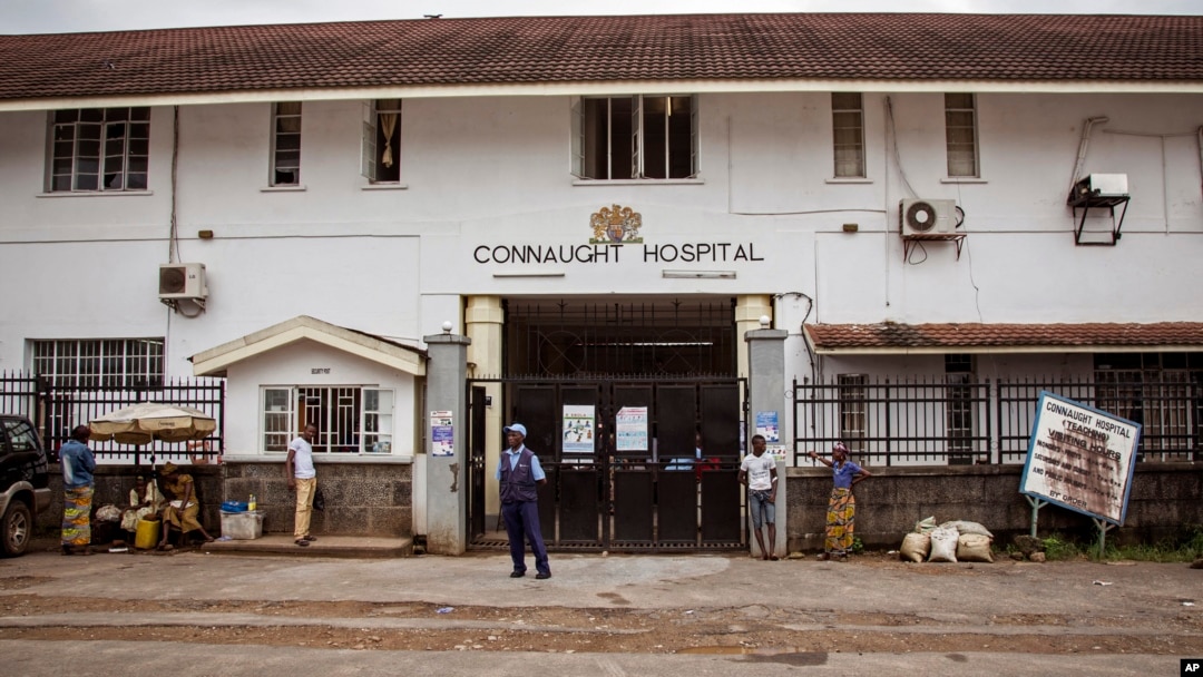 Petugas keamanan menjaga rumah sakit Connaught tempat perawatan penderita ebola di Freetown, Sierra Leone (15/8).