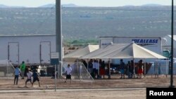 Archivo. Hijos de inmigrantes detenidos juegan al fútbol en una carpa en Tornillo, Texas, el 18 de junio de 2018.