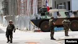 Des soldats français déployés sur une rue du Plateau d'Abidjan, près de l'hôtel Novotel, Abidjan, Côte d'Ivoire, 7 avril 2011. 