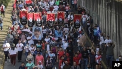 ARCHIVO: Los manifestantes portan pancartas del Frente Sandinista de Liberación Nacional y un retrato del presidente Daniel Ortega y la vicepresidenta Rosario Murillo, durante una marcha a favor del gobierno en Managua, Nicaragua, el sábado 11 de febrero de 2023. (Foto AP)