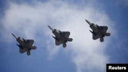 2月17日美國空軍F-22戰機飛越南韓基地資料照。