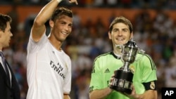 Cristiano Ronaldo et le gardien Iker Casillas ont décroché l' "International champions cup" le 7 août 2013, à Miami Gardens, en Floride (AP / Wilfredo Lee)