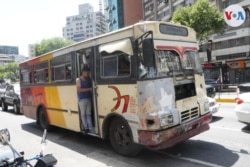 Un deteriorado autobús recorre la avenida Francisco de Miranda, en Caracas, en la búsqueda de pasajeros. Agosto, 2021. Foto: Adriana Nuñez Rabascall - VOA.