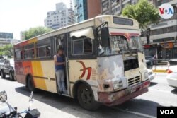 Un deteriorado autobús recorre la avenida Francisco de Miranda, en Caracas, en la búsqueda de pasajeros. Agosto, 2021. Foto: Adriana Nuñez Rabascall - VOA.
