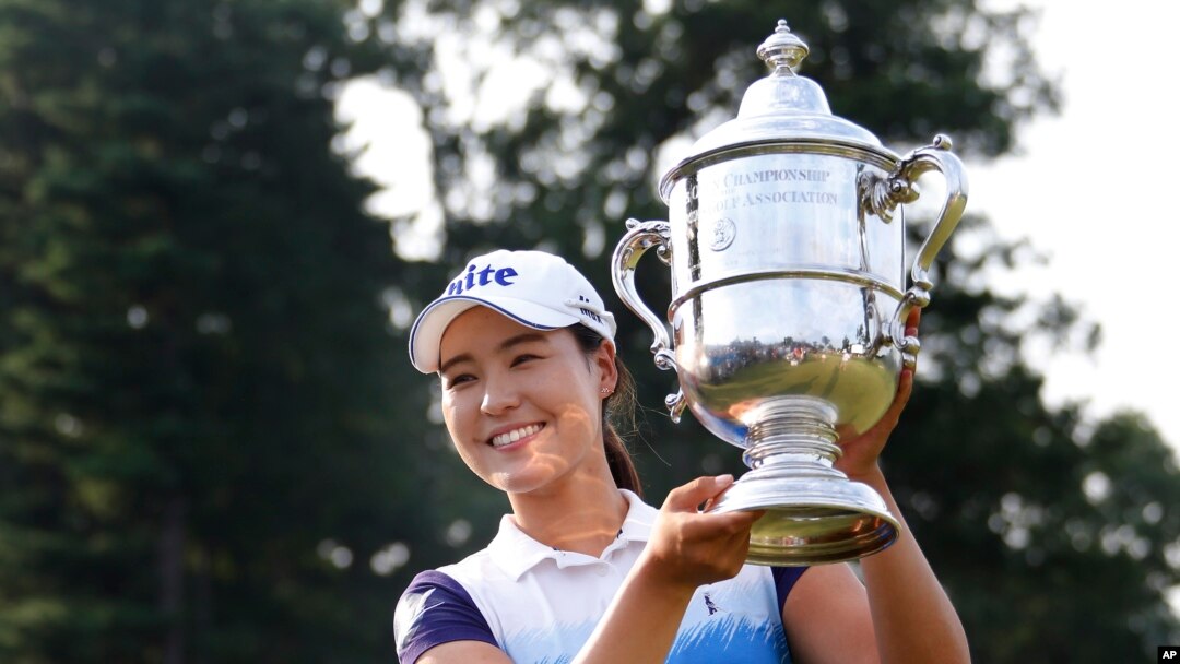Pemain golf Korea Selatan In Gee Chun memegang piala turnamen golf AS Terbuka Putri di Lancaster Country Club (12/7) di Lancaster, Pennsylvania. (AP/Gene J. Puskar)