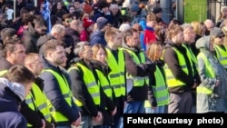 Studenti Elektrotehničkog više fakulteta u Beogradu blokiraju raskrsnicu ulica Ruzveltove i Bulevara kralja Aleksandra, odajući počast žrtvama pada nadstrešnice na Železničkoj stanici u Novom Sadu, u Beogradu, 19. februara 2025. (Foto: FoNet)