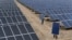 新疆維吾爾自治區阿克蘇太陽能發電廠太陽能電池板。（資料圖片）