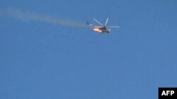 Ảnh chụp từ video trên YouTube ngày 27/8/2012 cho thấy một máy bay trực thăng chiến đấu của quân đội Syria đang bốc cháy khi rơi xuống đất