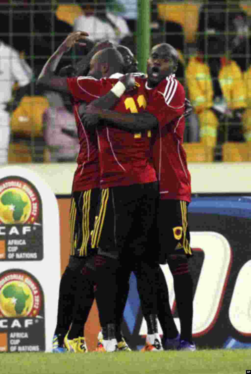 Jogadores celebram um golo de Angola, durante o primeiro jogo das Palancas Negras, no CAN 2012, no Estádio de Malabo, a 22 de Janeiro