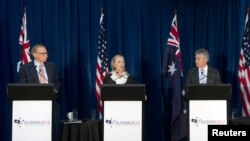 Australian Foreign Minister Bob Carr, U.S. Secretary of State Hillary Clinton, Australian Defense Minister Stephen Smith and U.S. Defense Secretary Leon Panetta (L-R) hold a news conference at the State Reception Centre in Kings Park in Perth, November 14, 2012.