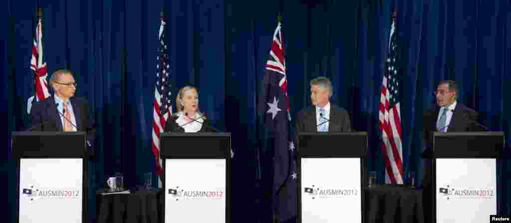 ທ່ານ Bob Carr ລັດຖະມົນຕີກະຊວງການຕ່າງປະເທດອັອສເທຣເລຍ ແລະ ທ່ານນາງ Hillary Clinton ລັດຖະມົນຕີກະຊວງການຕ່າງປະເທດສະຫະລັດ, ທ່ານ Stephen Smith ລັດຖະມົນຕີກະຊວງປ້ອງກັນປະເທດ ອັອສເທຣເລຍ ແລະ ທ່ານ Leon Panetta ລັດຖະມົນຕີກະຊວງປ້ອງກັນປະເທດສະຫະລັດ (ຈາກຊ້າຍຫາຂວາ) ຈັດກອງປະຊຸມຖະແຫລງຂ່າວ ທີ່ ສູນຈັດງານລ້ຽງຕ້ອນຮັບທາງການ ໃນ Kings Park ຢູ່ເມືອງ Perth ໃນວັນທີ 14 ພະຈິກ 2012.