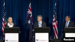 Menlu AS Hillary Clinton, Menteri Pertahanan Australia Stephen Smith dan Menteri Pertahanan AS Leon Panetta (dari kiri ke kanan) menggelar jumpa pers di Kings Park, Perth, Australia (14/11). 