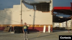 Aílton Correa ao lado do supermercados DE PIERI, Vila Esperança, Tubarão, Santa Catarina