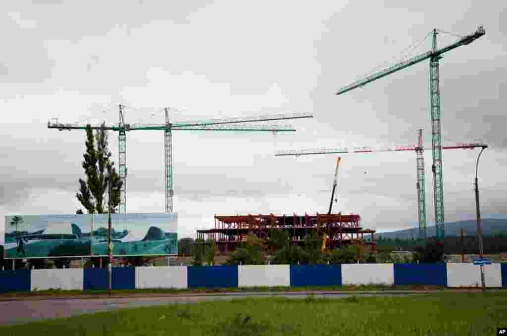 Georgia's New Parliament will be finished by 2012 in Kutaisi. (Yuli Weeks/VOA)