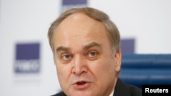 El embajador de Rusia en EE.UU., Anatoly Antonov, habla a los medios durante una conferencia de prensa en Moscú.