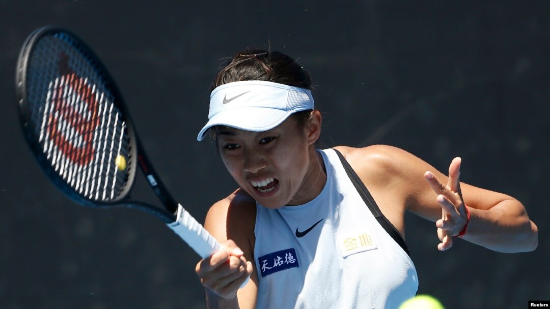 Petenis China, Zhang Shuai, memukul kembali bola tenis dalam pertandingan melawan Denisa Allertova dari Republik Cheko, di Australia Terbuka, Melbourne, 17 Januari 2018. (REUTERS/Toru Hanai)
