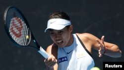 Petenis China, Zhang Shuai, memukul kembali bola tenis dalam pertandingan melawan Denisa Allertova dari Republik Cheko, di Australia Terbuka, Melbourne, 17 Januari 2018. (REUTERS/Toru Hanai)