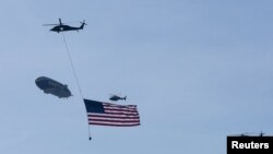 2026년 7월 4일 뉴욕에서 열린 '세일 250(Sail 250)' 선박 퍼레이드서 헬리콥터들이 대형 미국 국기를 매단 채 비행하고 있다.