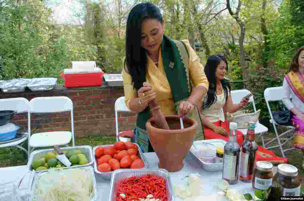 ໂນແອລ ສິມາລີ ຈາກມູນນິທິ ໃຈລາວ ບິນຈາກລັດແຄລິຟໍເນຍ ມາຕຳໝາກຮຸ່ງບໍລິການ ທີ່ໃຜໆກໍວ່າແຊບຫລາຍ.