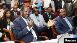 Raila Odinga akizungumza baada ya kukabidhiwa hati na IEBC. Raila na muungano wa NSA waliwasilisha kesi kwenye mahakama ya juu mnamo tarehe 18 mwezi Agosti, 2017.