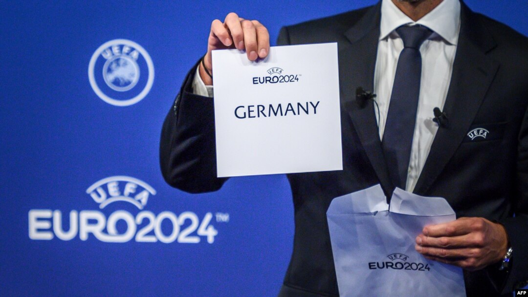 Presiden UEFA Aleksander Ceferin menunjukkan kartu bertuliskan 'Jerman' yang terpilih sebagai tuan rumah turnamen sepak bola Piala Eropa 2024, 27 September 2018.