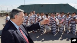 Joe Arpaio, alors shérif du comté de Maricopa, supervise le transfert pour incarcération d'environ 200 migrants illégaux, le 4 février 2009.