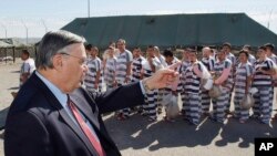 Joe Arpaio, alors shérif du comté de Maricopa, supervise le transfert pour incarcération d'environ 200 migrants illégaux, le 4 février 2009.