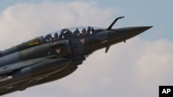 Le Mirage 2000D, qui peut voler quelles que soient les conditions climatiques, est le fer de lance des avions d'attaque au sol.