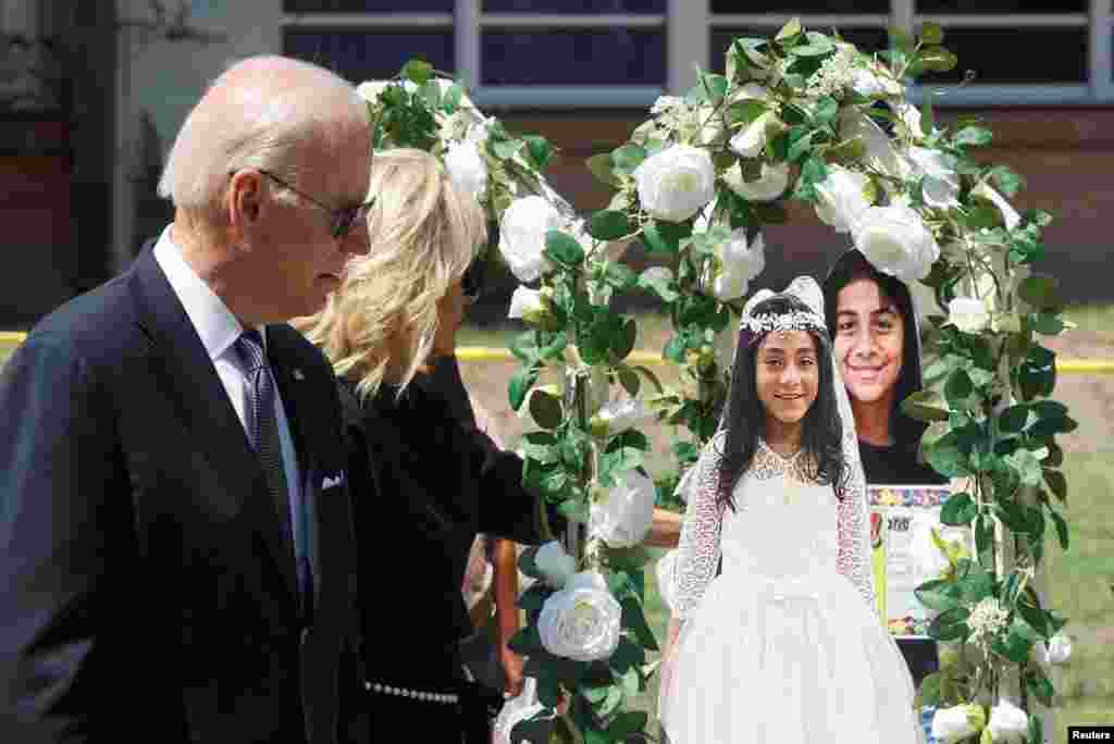 El presidente de EEUU, Joe Biden, y la primera dama Jill Biden, observan el sitio conmemorativo consagrado a las víctimas de la matanza en la escuela pprimaria de Robb, en Uvalde Texas, el 29 de mayo de 2022. Foto Reuters.