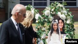 Presiden AS Joe Biden dan ibu negara Jill Biden memberi penghormatan untuk korban penembakan massal di SD Robb di Kota Uvalde, Texas, Minggu, 29 Mei 2022. Dalam penembakan itu, pelaku menewaskan 19 murid dan dua guru. (Foto: Jonathan Erns/Reuters)