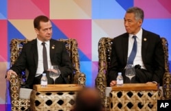 Russian Prime Minister Dmitry Medvedev and Singapore Prime Minister Lee Hsien Loong, right, listen during a ABAC dialogue at the Asia-Pacific Economic Cooperation (APEC) summit in Manila, Philippines, Nov. 18, 2015.