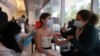 Una niña de 12 años recibe la vacuna contra COVID-19 en una clínica de Los Ángeles, EE. UU., el 13 de mayo de 2021.