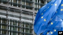 资料照：欧盟旗帜在布鲁塞尔欧盟总部大楼前飘扬。